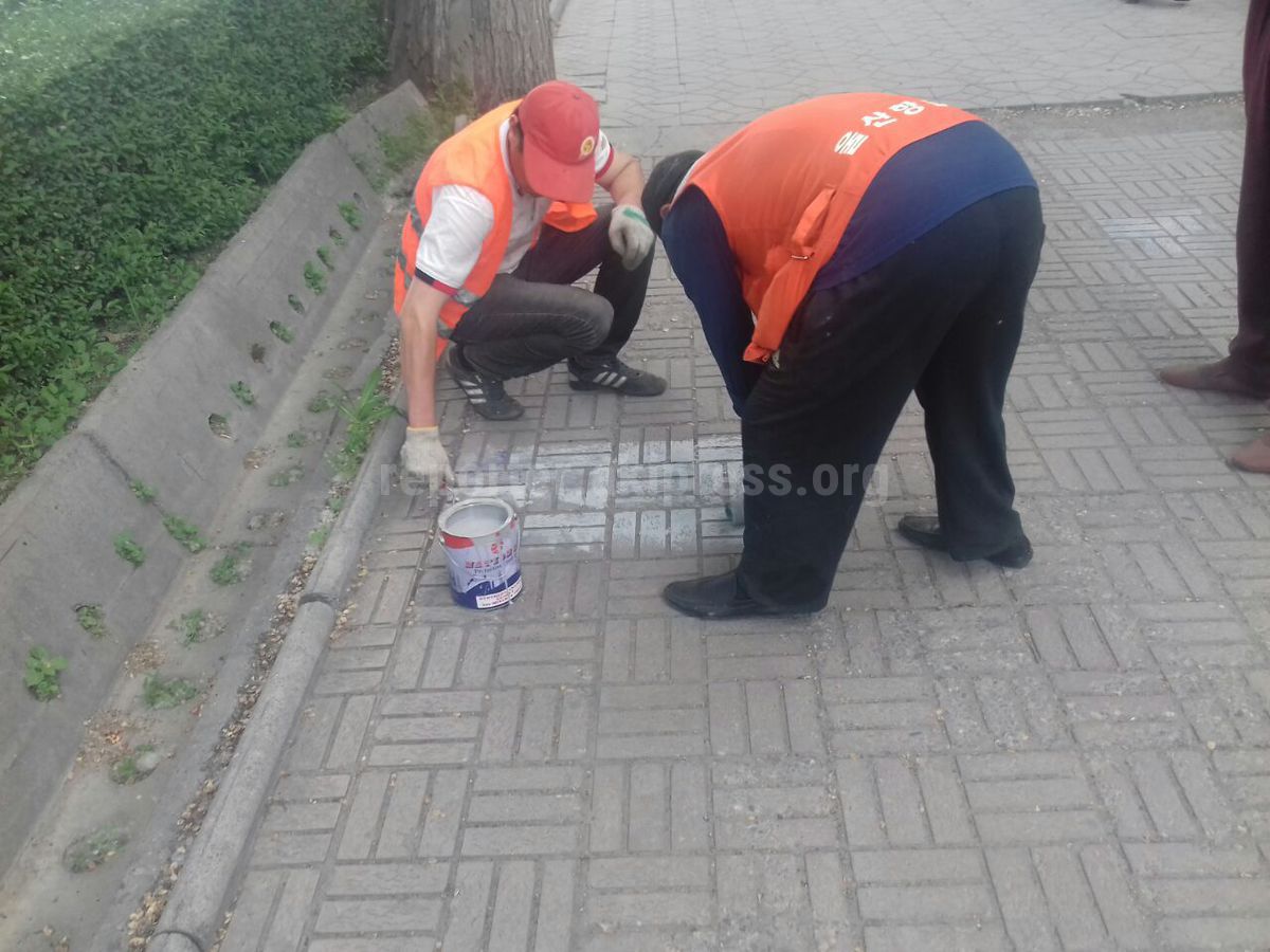 Тазалык» закрасил надписи, пропагандирующие ЛГБТ, возле Белого дома (фото)