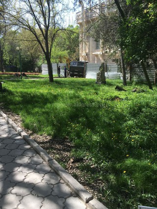 Мэрия Бишкека предписала ресторану «Фрунзе» в Дубовом парке до 30 апреля восстановить продавленный тротуар <i>(фото) </i>