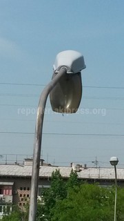 Троллейбус сорвал линии, также лампу уличного освещения по ул.Киевская, - читатель (фото)