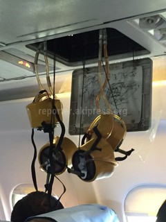 Во время полета из Оша в Бишкек в самолете вывалились кислородные маски (фото)