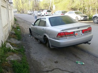 В Бишкеке в городке энергетиков с автомашин снимают колеса, - читатель <i>(фото)</i>