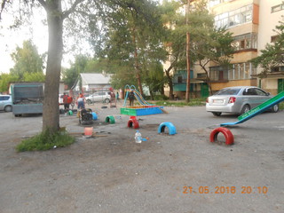 Во дворе дома №136 по ул.Садовая в Кара-Балте установили детскую площадку (фото)