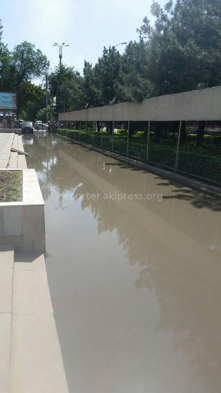 Из-за засора мостового перехода произошел выход воды за пределы ирригационной сети — на тротуар у ЦУМа, - мэрия Бишкека