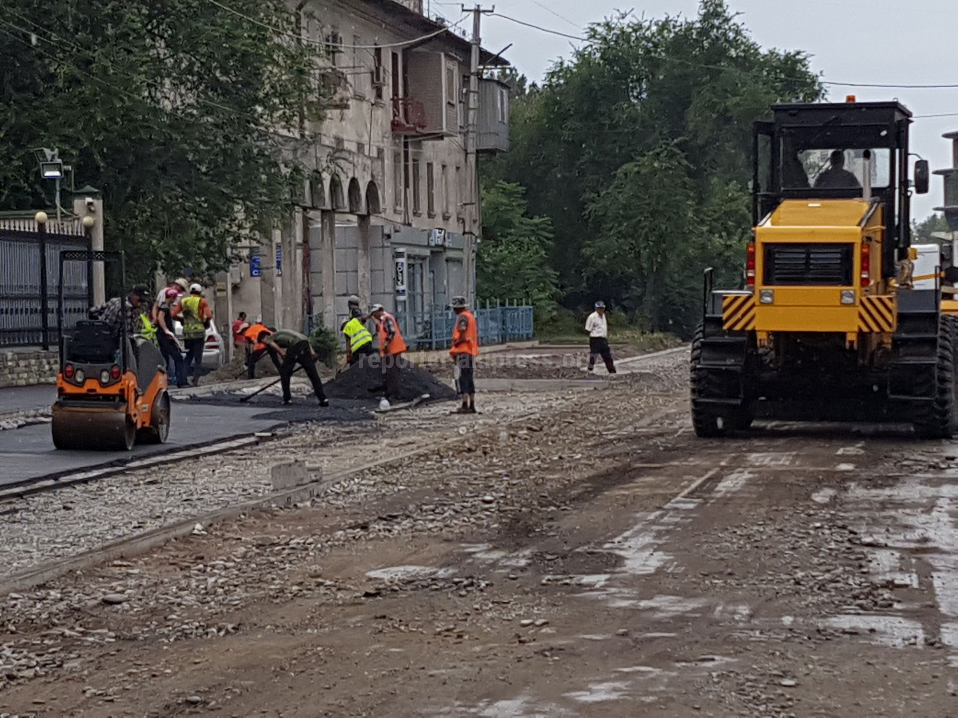 На ул.Рыскулова продолжается ремонт дороги в дождь (фото)