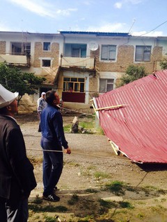 В городе Кербен из-за сильного ветра унесло крыши домов <i>(фото)</i>