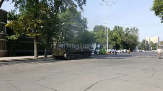 На Старой площади Бишкека стоит военная техника <i>(фото)</i>