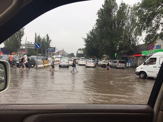 Мэрия Бишкека просит граждан не засорять арыки в городе, из-за которых затапливаются ряд улиц после дождя