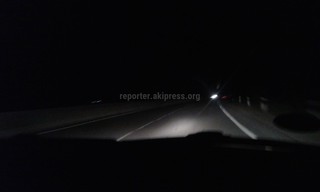На автодороге в Боомском ущелье ночью не видно светоотражающих дорожных разметок, - читатель (фото)
