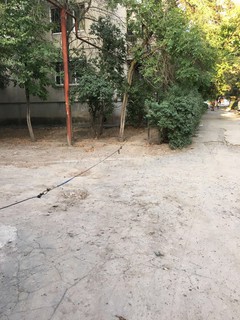 В Бишкеке между домами №75А и 89 на ул.Т.Фрунзе оцепили участок железным тросом под автостоянку (фото)