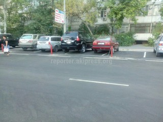 На ул.Шопокова автовладельцы вскрыли свежеуложенный асфальт и организовали парковку, - читатель (фото)