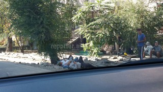 Дорожники лежали на тротуаре ул.Токтогула, где идет ремонт (фото)