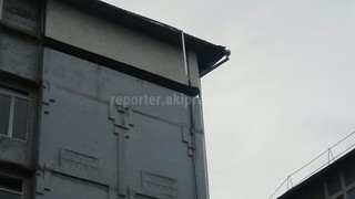 Водосточный желоб на крыше ЦСМ №6 отремонтирован, - Департамент здравоохранения Бишкека