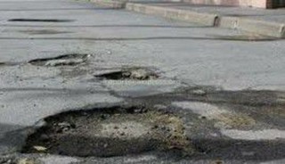 Читатель спрашивает, планируется ли ремонт центральных дорог в жилмассиве Ак-Босого (фото)