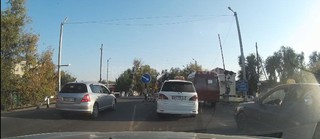 В Бишкеке 2 авто выехали на встречную полосу движения на железнодорожном переезде, - читатель (фото)