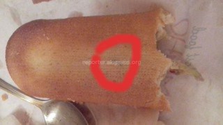 Потребитель обнаружил плесень в булочках от хот-догов, купленных в одном из точек быстрого питания в 12 мкр (фото)