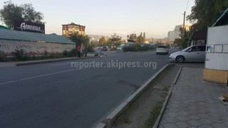 Бишкекчанин просит установить светофор или нанести «зебру» на перекрестке Каралаева-Кутубаева (фото)