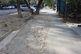 Планируется ли реконструкция тротуара на ул.Турусбекова в Бишкеке? - читатель (фото)