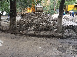 В Бишкеке без согласия жителей выкопали траншею для проведения сетей к новому дому, - читатель (фото)