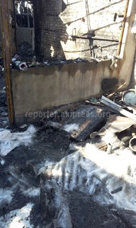 Фото — В селе Аламедин полностью сгорел дом, семья осталась без документов и денег