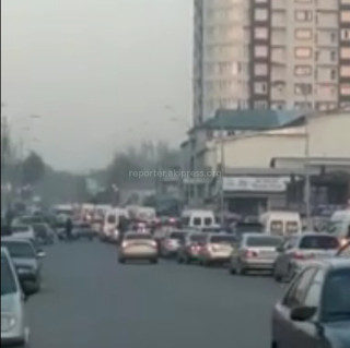 На центральной улице города Ош наблюдалась пробка (видео)