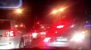 На некоторых улицах Бишкека ежедневно вечером наблюдаются пробки, прошу УПМ контролировать такие участки, - водитель (видео)
