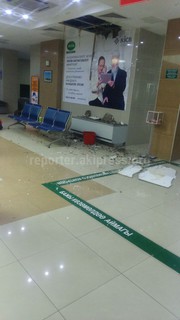 В зале ожидания аэропорта «Манас» с потолка упала отделочная плитка, никто не пострадал <i>(фото)</i>