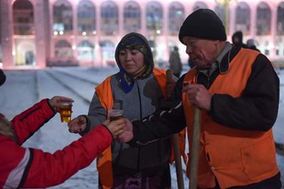 Активисты в знак благодарности напоили горячим чаем и кофе работников бишкекских служб, очищающих улицы от снега <i>(фото)</i>