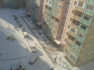 В мкр Тунгуч жители одного из дворов очистили тротуар от снега и льда <i>(фото)</i>