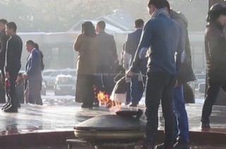 Мэрия Бишкека просит горожан помочь отыскать парней, которые пекли картошку на Вечном огне
