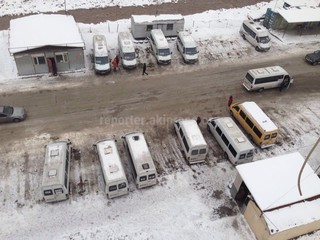 В 12 мкр Бишкека под окнами дома №16/1 образовалась стихийная автобаза из маршруток, - читатель (фото, видео)