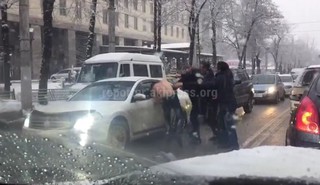 Видео — <b>Драка</b> до крови между участниками ДТП в Бишкеке