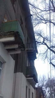 С крыши 3-этажного здания на перекрестке Киевской-Эркиндик свисает большая сосулька, - читатель (фото)