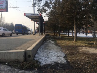 Бишкекчанин просит сделать ступеньки и пандус при спуске с остановки на ул.Токомбаева (фото)