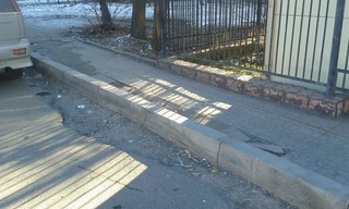 Участок ул.Юнусалиева в Бишкеке уже разрушается, - читатель (фото)