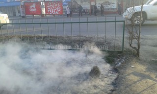 Вода от прорвавшейся трубы на ул.Шабдан баатыра течет по асфальту, на дороге образовался гололед, - читатель (фото)