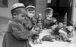 игрушки детей в детском саду в Кара-Суу, Киргизской ССР в 1951 году.