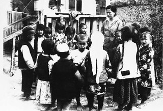 дети играют в дунганском детском саду в г.Фрунзе, 1932г