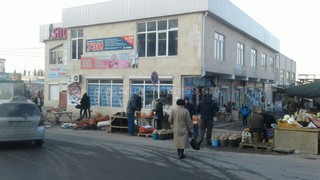 Стихийная торговля между Орто-Сайским рынком и 7 мкр Бишкека мешает проезду автомобилей и создает затруднения в движении транспорта, - читатель (фото)
