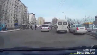 Минивен чуть не сбил школьника на ул.Тыналиева в Бишкеке <i>(видео)</i>