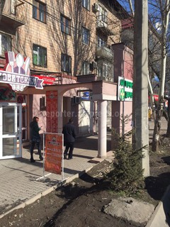 Будет ли произведен демонтаж объекта на ул.Боконбаева, который стоит на тротуаре? - читатель (фото)