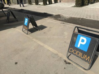 Читатель интересуется, законно ли магазин «Подиум» закрыл парковку для горожан (фото)