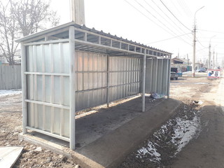 Более 5 месяцев городские службы Бишкека не могут установить мусорные контейнера под навес на Гагарина-Саранского (фото)