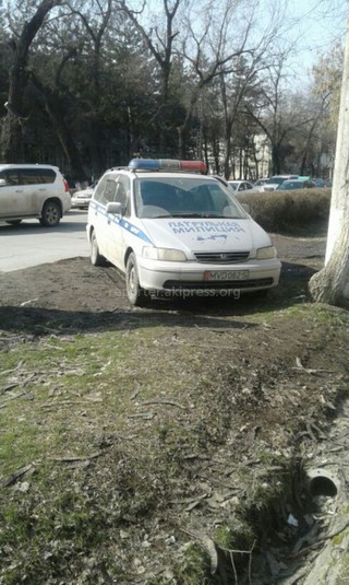 Водитель авто патрульной милиции, припарковавшийся на газоне возле Нацгоспиталя, оштрафован на 1 тыс. сомов