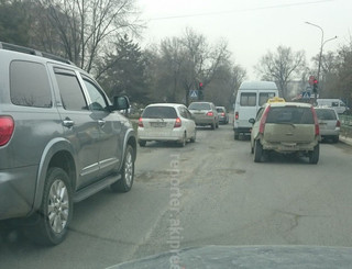 Житель Бишкека жалуется на большие ямы по ул.Шабдан Баатыра в южном направлении