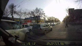 Возле УПМ ГУВД Бишкека произошло ДТП (видео)