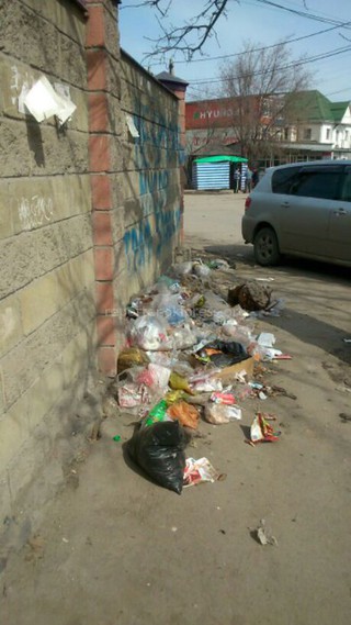 Мусор на пересечении улиц Буденного и Мусы Джалиля убран, - мэрия Бишкека