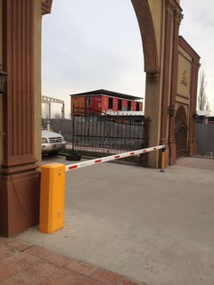 Законно ли установлен шлагбаум у въезда во двор в жилой комплекс «Гранд Сити»? - бишкекчанин (фото)