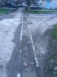 В 8 мкр после работ «Бишкектеплосеть» разрушена вся арычная сеть и тротуар (фото)