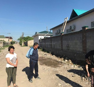 В жилмассиве Кок-Жар вокруг частной клиники разбросаны медицинские отходы (фото)