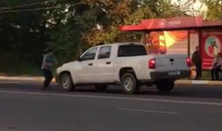 В Бишкеке мужчина бросился под машину, пытаясь устроить автонаезд <i>(видео)</i>